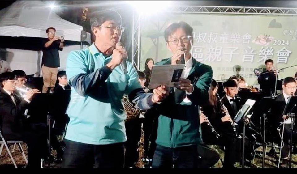 江肇國（右）在社區親子音樂會上開懷演唱，與市民同歡。圖／業者提供