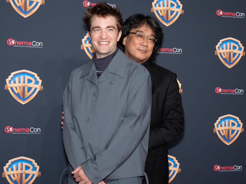 Robert Pattinson und Regisseur Bong Joon-ho (re.) machen Faxen in Las Vegas. (Bild: getty/Shy McGrath / WireImage)