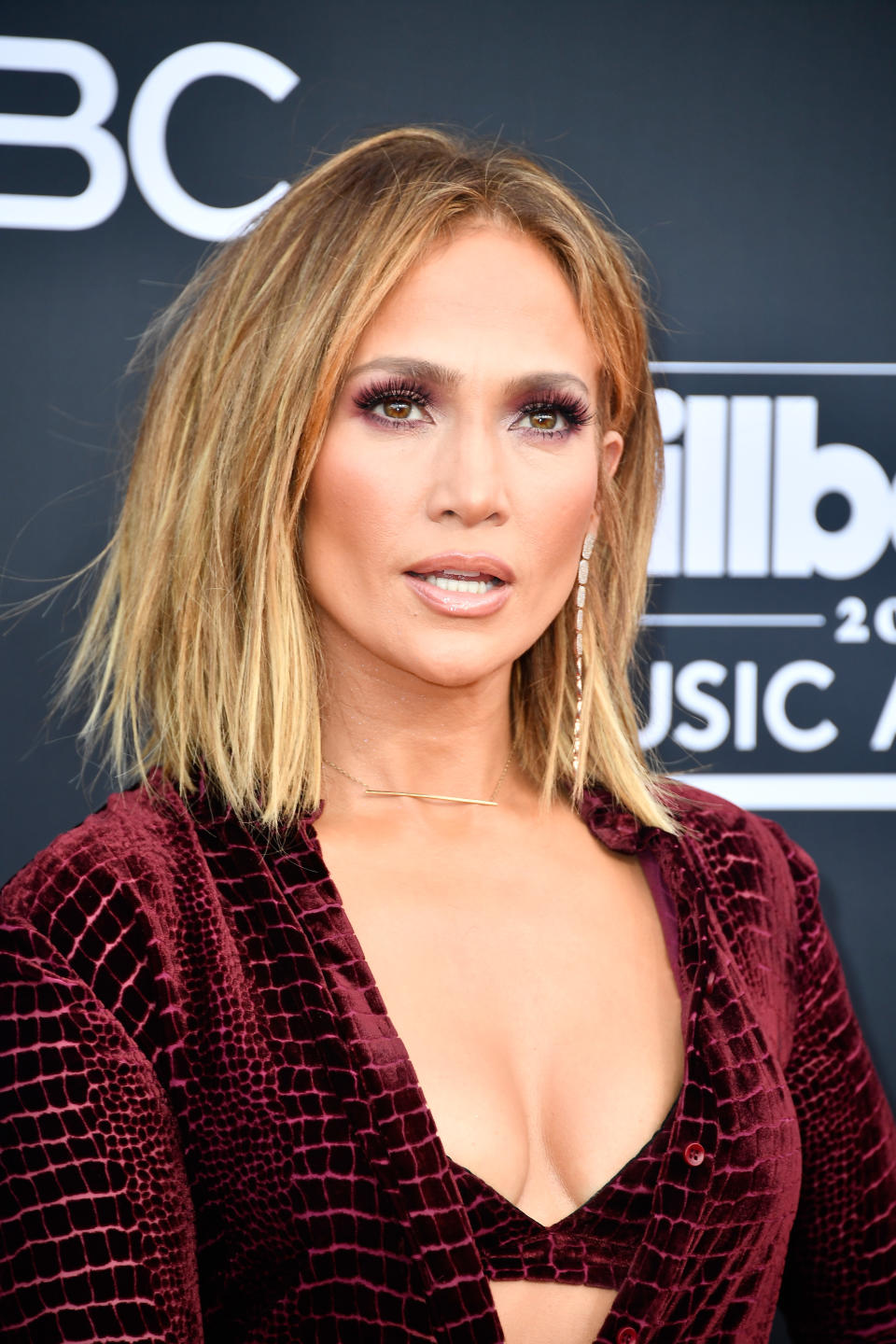 <p>El maquillaje de Jennifer López fue bastante intenso. Foto: Getty Images </p>