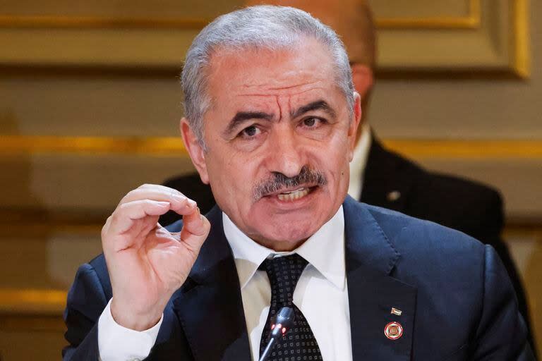 El primer ministro palestino, Mohammed Shtayyeh, habla durante una reunión con funcionarios de países occidentales y árabes, Naciones Unidas y organizaciones no gubernamentales en el Palacio del Eliseo en París, el jueves 9 de noviembre de 2023