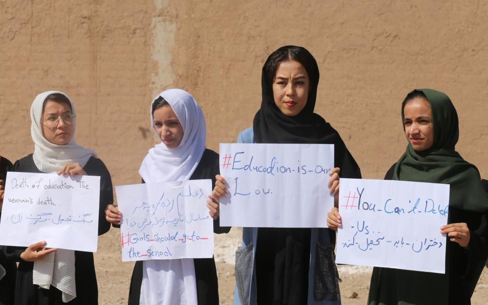 Girls in Herat stage a demonstration demanding to continue their education in schools and universities - Anadolu Agency 