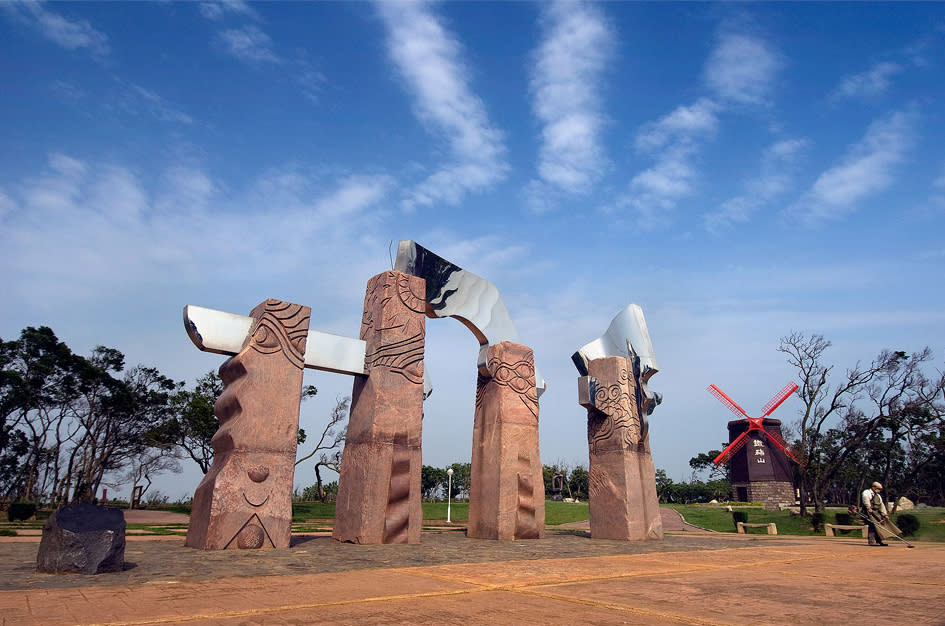 風景區內設有風車和主題石雕。（圖片來源／旅遊臺灣網站）
