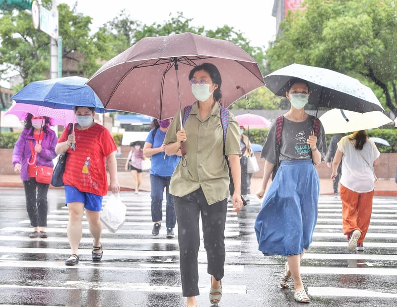 中央氣象局天氣預報北方主雨帶明天南下易有強降雨，北部和中部山區防豪雨。（中央社＼檔案照片）