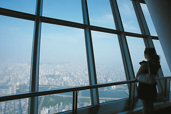 東京夏天的天空大多有霧，想看到更遠的景致，冬天來訪更好。