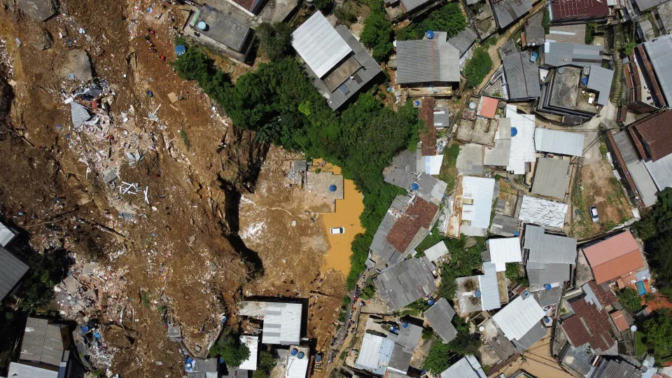 Ao menos 110 pessoas, incluindo duas crian&#xe7;as, morreram devido ao forte temporal que atingiu na tarde desta ter&#xe7;a (15) a cidade de Petr&#xf3;polis REUTERS/Ricardo Moraes