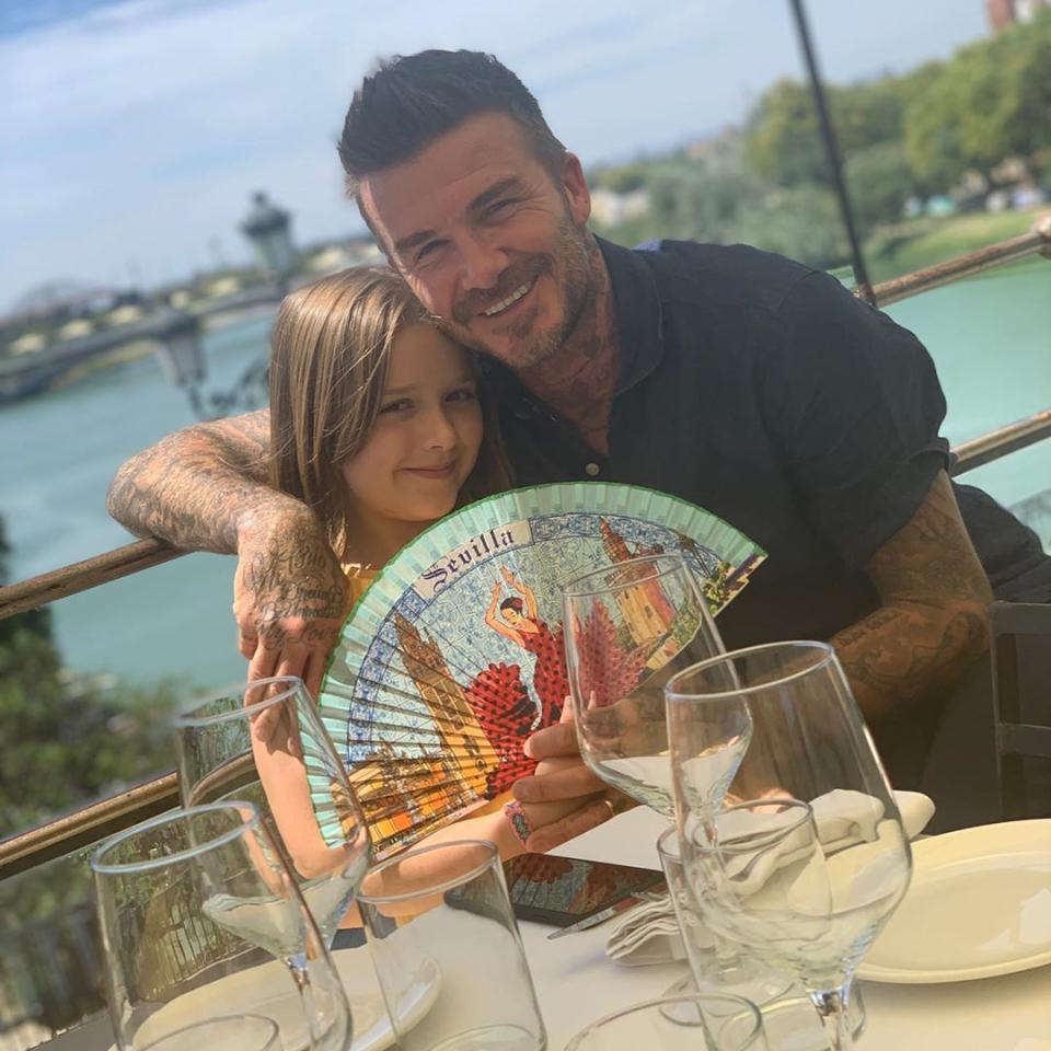 Los Beckham comieron en un lujoso restaurante del barrio de Triana, Mariatrifulca, especializado en arroces y mariscos con toques de cocina andaluza. Desde allí compartió David esta imagen con su hija Harper. “Hermoso almuerzo en Sevilla... Gracias”, escribió también en español. (Foto: Instagram / <a href="http://www.instagram.com/p/ByxjK1zhfCR/" rel="nofollow noopener" target="_blank" data-ylk="slk:@davidbeckham;elm:context_link;itc:0;sec:content-canvas" class="link ">@davidbeckham</a>).