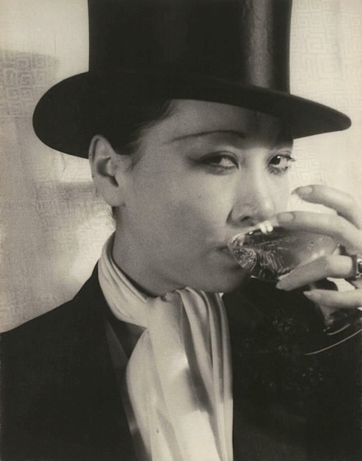 Anna May Wong en smoking vers 1932.