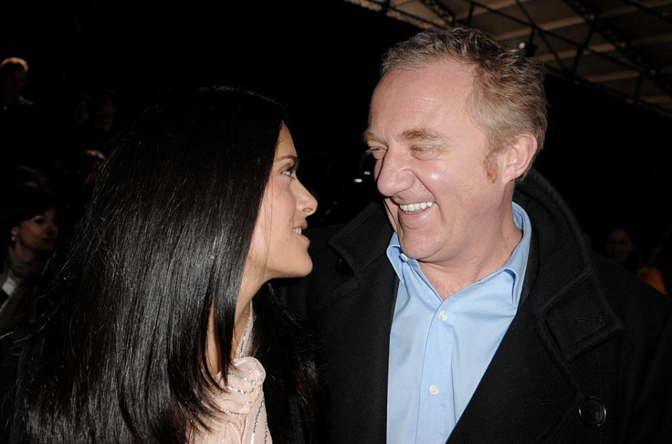 Pour se marier avec Salma Hayek, François-Henri Pinault a dû batailler. Et pour cause, l'actrice a longtemps refusé une telle union, par <em>"peur de l'échec"</em>. Dans <em>Gala</em>, en 2015, elle déclarait ainsi :<em> "J'étais effrayée à l'idée de me laisser glisser la bague au doigt"</em>. Mais François-Henri Pinault a gentiment insisté : <em>"Il m'a même proposé de me faire un enfant, de me laisser vivre aux États-Unis, à condition que l'on se marie et que l'on se retrouve régulièrement [...] Il m'assurait qu'on vivrait notre histoire au jour le jour"</em>. Et cela a fini par fonctionner : ils finiront par se marier en 2009.