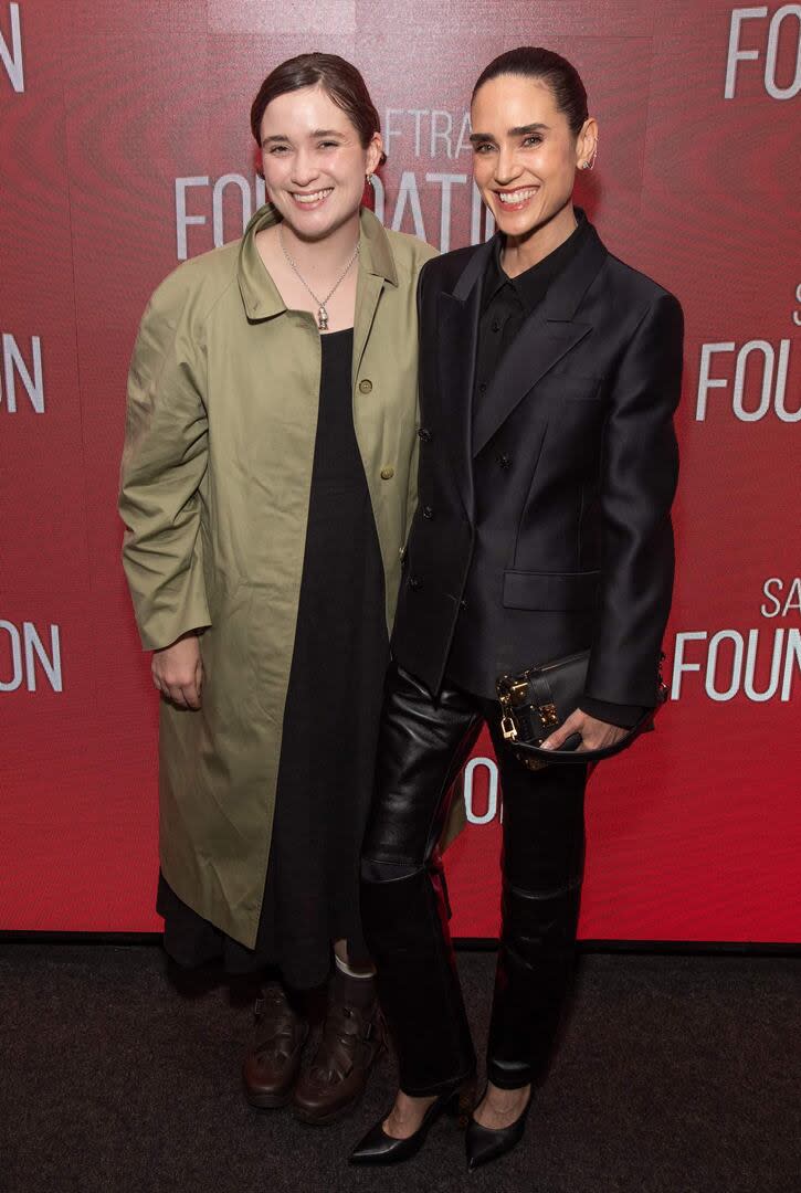 Alice Englert y Jennifer Connelly se encontraron en el evento de conversaciones que se realizó en la Fundación SAG-AFTRA de la ciudad de Nueva York. La australiana, conocida por su labor en la película Hermosas criaturas, optó por un sencillo vestido negro suelto que combinó con un sobretodo en verde oliva y borcegos marrones; la protagonista de Laberinto, en tanto, fue por un look total black