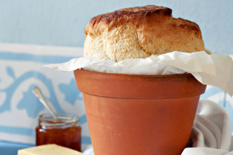 Ein Trend, der sich hartnäckig hält: Brot im Blumentopf backen. Unter anderem davor warnt das BVL. (Bild: Getty Images)