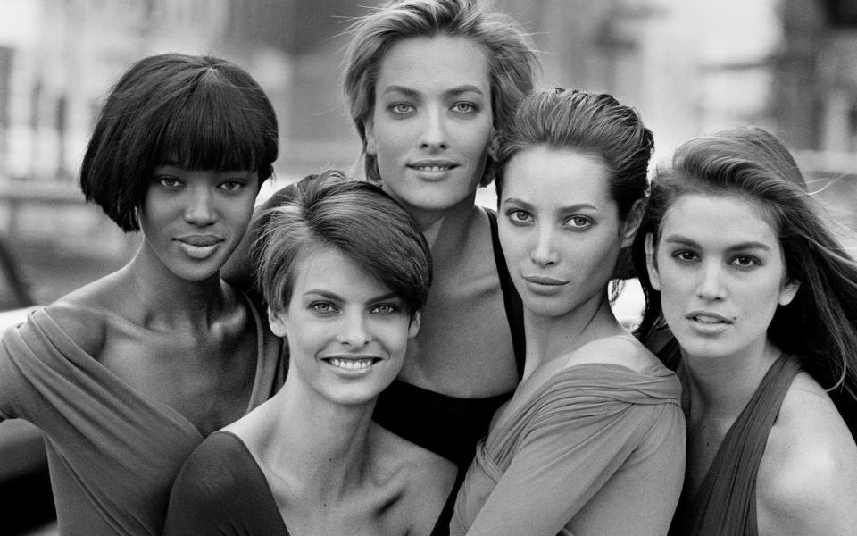 Es ist eines der bekanntesten Fotos aller Zeiten - und machte die fünf Frauen zu Supermodels: Naomi Campbell, Tatjana Patitz, Christy Turlington, Linda Evangelista und Cindy Crawford (von links). Abgelichtet wurden die Damen 1989 auf den Straßen von New York für die "Vogue" - von einem weltberühmten Fotografen ... (Bild: Peter Lindbergh)