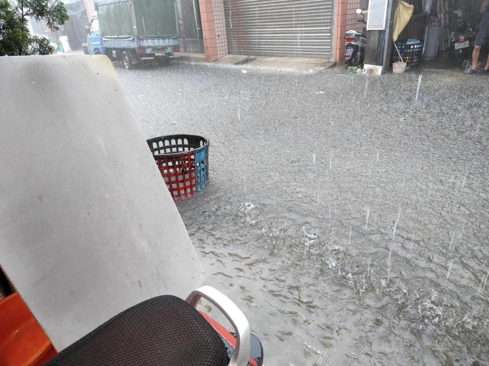 嘉義大雨，水淹一個腳踝深。（圖／翻攝自臉書）