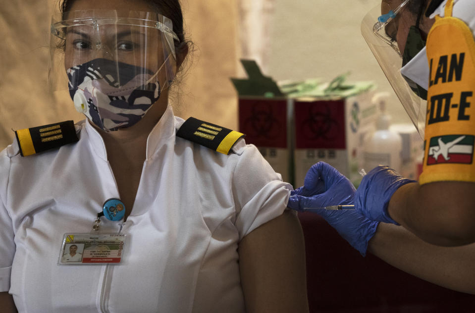 La Capitán del Ejército Mexicano Karina del Carmen Vázquez es vacunada contra el COVID-19 en el Hospital Central Militar de la Ciudad de México, el martes 29 de diciembre de 2020. (AP Foto/Marco Ugarte)