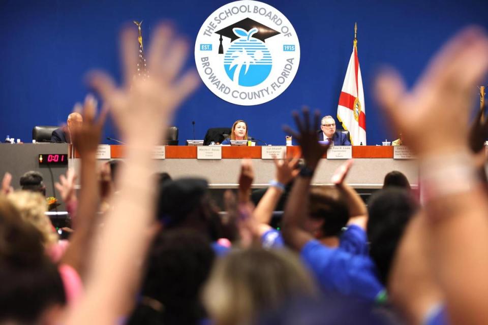 Miembros del Sindicato de Maestros de Broward (BTU) saludando mientras le aplauden a un orador durante una manifestación a favor de aumentos y en contra del pago de primas de seguro médico en Kathleen C. Wright Administration Center, en Fort Lauderdale, el miércoles 8 de noviembre de 2023. (Carline Jean/South Florida Sun Sentinel).