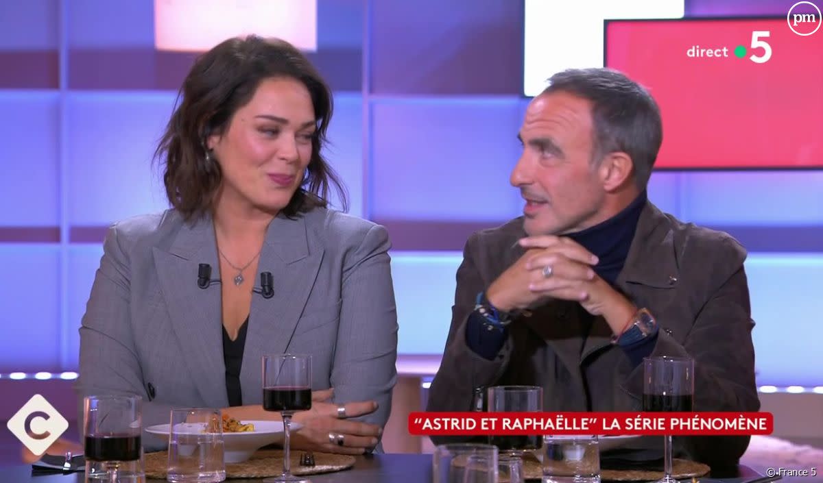 "C'est tellement émouvant" : Lola Dewaere émue par l'admiration de Nikos Aliagas dans "C à vous" - France 5