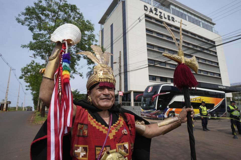 Vestido como inca, Sixto Falcón, manifiesto su apoyo a la selección de Perú frente al hotel del equipo en Ciudad del Este, Paraguay, el miércoles 6 de septiembre de 2023. Perú jugará contra Paraguay por las eliminatorias del Mundial. (AP Foto/Jorge Sáenz)