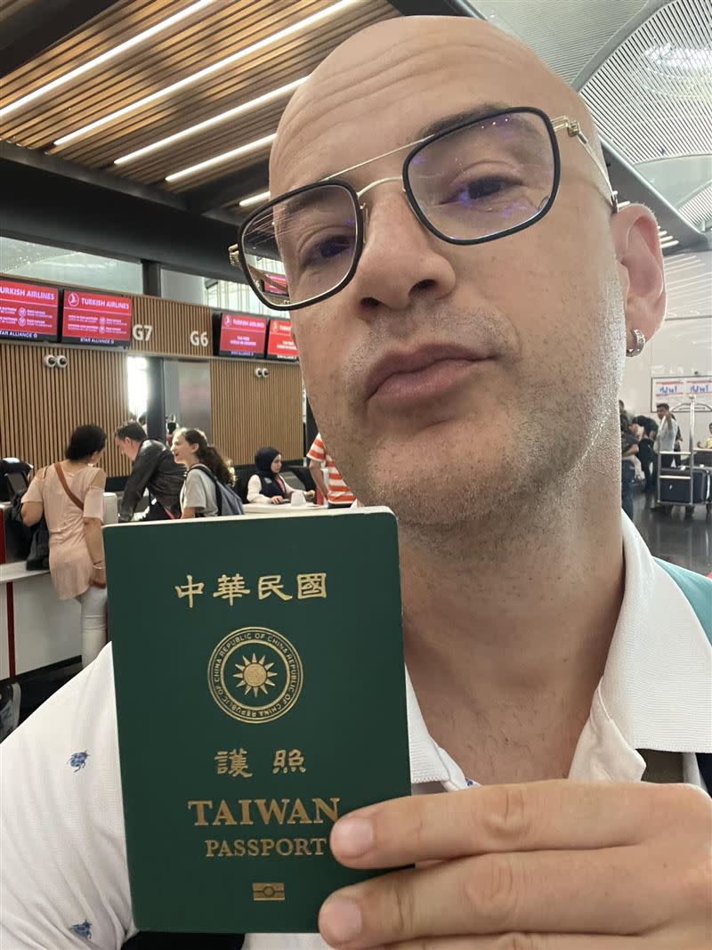 吳鳳很愛台灣，出入境都拿台灣護照。（圖／翻攝自吳鳳臉書）