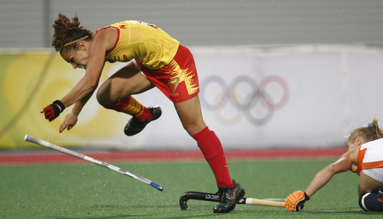 Aserbaidschan wollte das spanische Damen-Hockeyteam zu Fall bringen - so wie hier Nuria Camon im Match gegen die Niederlande in Peking (Bild: REUTERS/Zainal Abd Halim)