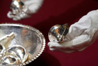 <p>Die Silberschale mit in Zambia heimischen Früchten aus Silber war ein Geschenk des sambischen Präsidenten Kenneth Kaunda – Montag, 3. April 2017, Buckingham Palace, London. (Toby Melville/Reuters) </p>