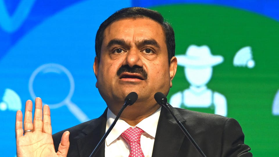 Las acciones de tres de las 10 empresas del Grupo Adani que cotizan en bolsa se dispararon un 20%. (Forbes)