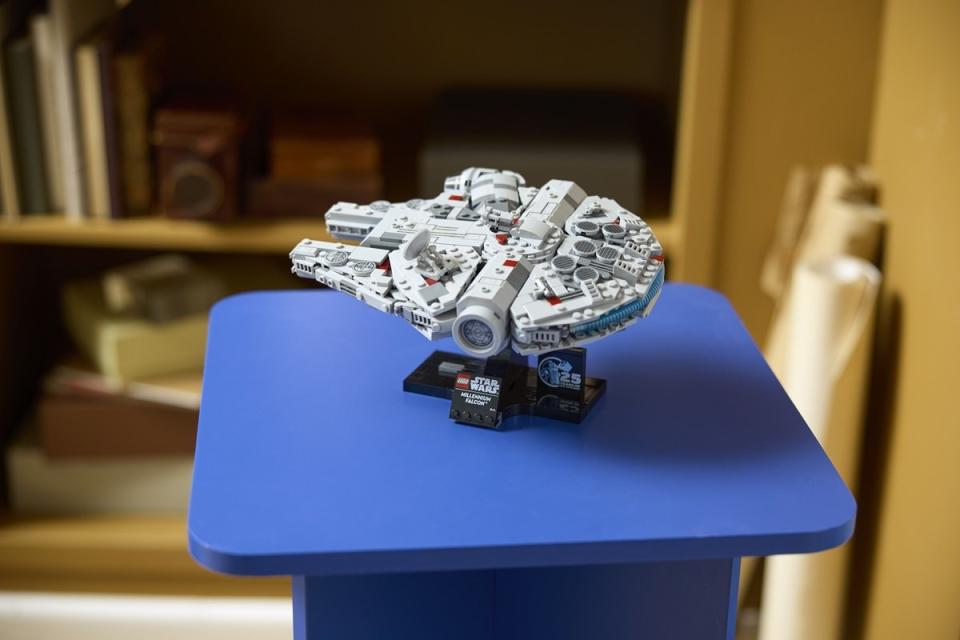 LEGO Star Wars 25th anniversary Millennium Falcon om display.