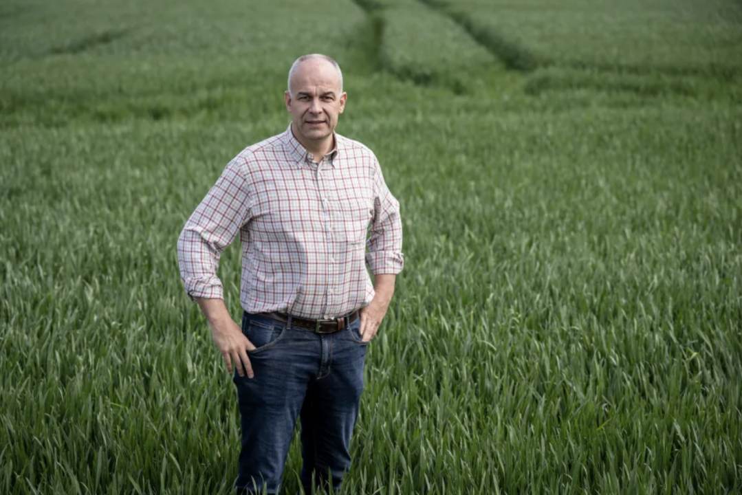 Le président nouvellement élu de la Fédération nationale des syndicats d'exploitants agricoles (FNSEA), Arnaud Rousseau, pose lors d'un entretien dans sa ferme de Trocy-en-Multien, en Seine-et-Marne, en région parisienne, le 7 avril 2023. (Photo by BERTRAND GUAY / AFP)
