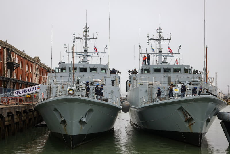 英國援烏獵雷艦抵朴茨茅斯港 為烏克蘭北約軍演暖身 英國完成移交兩艘「桑頓級」獵雷艦予烏克蘭，助強 化烏克蘭海軍。11日，這兩艘獵雷艦由蘇格蘭抵達英 格蘭南部朴茨茅斯軍港，為北約2024「海風」軍演預 做準備。（英國國防部提供） 中央社記者陳韻聿倫敦傳真  113年4月12日 