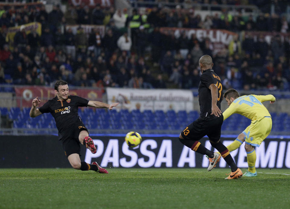 Napoli's Dries Mertens, right, scores a goal during an Italian Cup, semifinal first leg match, between AS Roma and Napoli at Rome's Olympic stadium, Wednesday, Feb. 5, 2014. (AP Photo/Alessandra Tarantino)