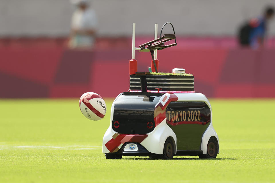<p>A robot delivers match balls on day three of the Tokyo 2020 Olympic Games at Tokyo Stadium on July 26, 2021 in Chofu, Tokyo, Japan. (Photo by Dan Mullan/Getty Images)</p> 