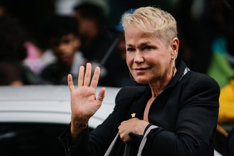 Xuxa waves en los funerales de Rita Lee en mayo del 2023. (Photo by Allison Sales/picture alliance via Getty Images)