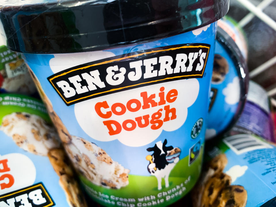 Verpackung von Ben Jerry's Cookie Dough im Kühlregal 