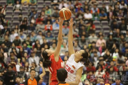 永仁高中（白）與普門高中（紅）今天在台北小巨蛋，進行高中籃球聯賽（HBL）女子組冠軍賽。(中央社)