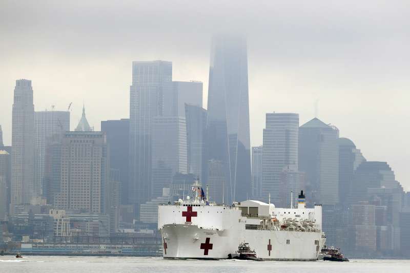 美國海軍醫療船「舒適號」（USNS Comfort）抵達紐約市（AP）