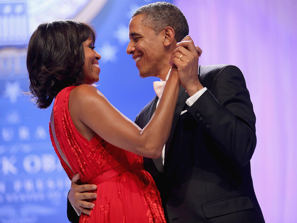 <p>Mariés en 1992 à Chicago, Barack a rencontré sa future épouse lorsqu'il faisait un stage dans un cabinet d'avocats. Les Obama sont restés unis, ont eu deux filles, Sasha et Malia, et ont l’air amoureux comme au premier jour. On ne se lasse pas de les voir danser ensemble des slows langoureux.</p><br>