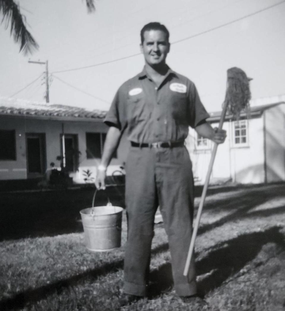 Tony San Pedro cuando trabajaba en las Southgate Towers de Miami Beach como portero a principios de los años 60.