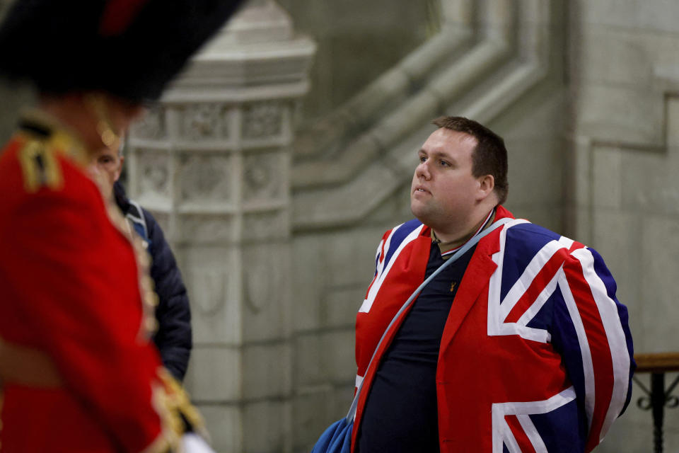 Un hombre presenta sus respetos a la reina Isabel II de Inglaterra durante su funeral de Estado en el Salón Westminster, el domingo 18 de septiembre de 2022, en Londres. (John Sibley/Foto compartida vía AP)