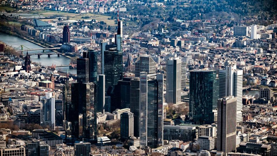 Die Innenstadt von Frankfurt am Main mit dem Bankenviertel - die getrennten Tarifverhandlungen für die öffentlichen und privaten Banken in Deutschland gehen in die nächste Runde.