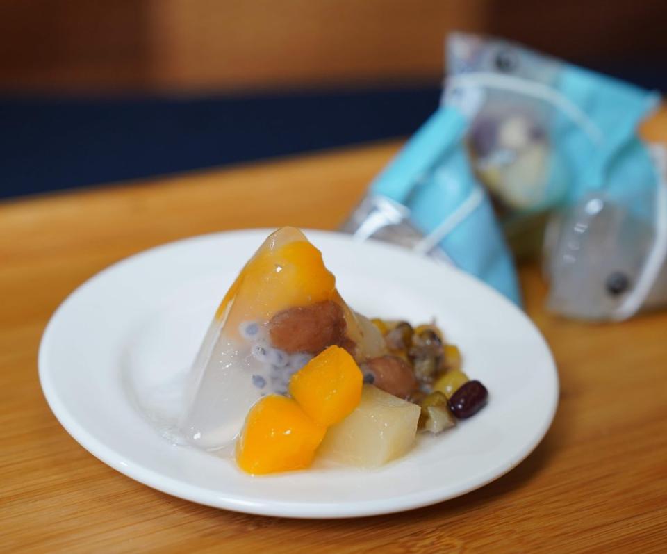 晶瑩剔透的洋菜凍包裹著豐富美味的食材，水果八寶粽營養又健康。(花蓮慈濟醫院提供)