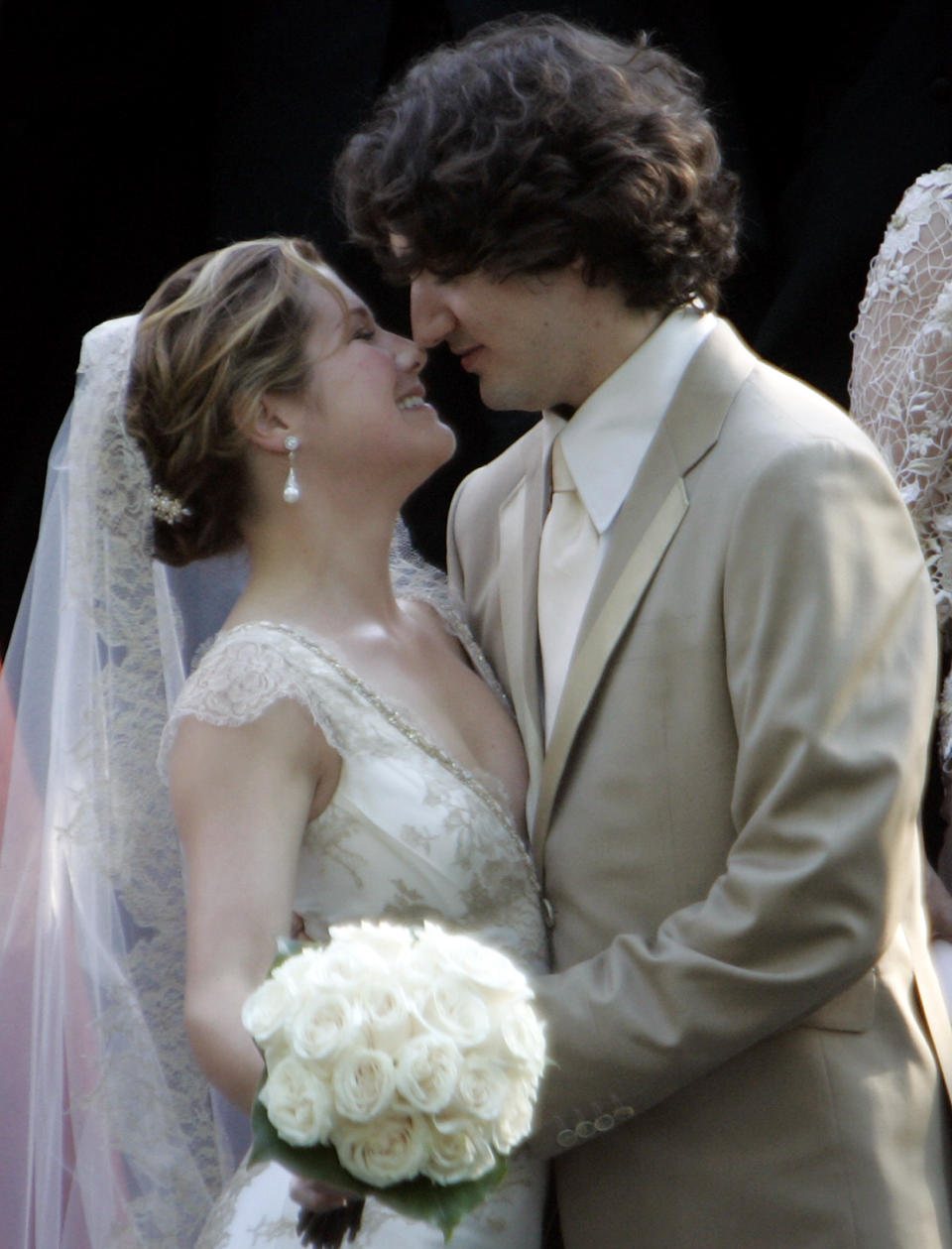 Justin Trudeau, son of the late Prime Minister Pierre Elliot Trudeau kisses his new bride Sophie Gregoire following their wedding in Montreal, May 28, 2005. REUTERS/Christinne Muschi   CM