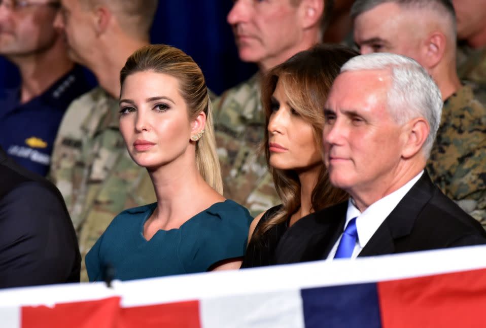 2017 saßen Melania und Ivanka gemeinsam neben Mike Pence. Foto: Getty Images