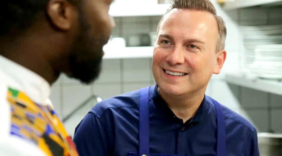 "Für mich ist es einer der sozialsten Berufe", sagt Tim Raue über den Job des Gastronomen. "Er wird für mich nur vom Gesundheits- und Pflegewesen getoppt!" (Bild: RTL )