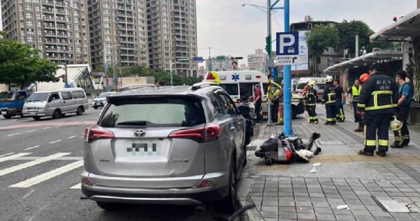 蘆洲捷運站旁發生嚴重車禍，1輛轎車保齡球式撞倒停等紅燈的一排機車騎士，釀成6人受傷送醫。（圖／翻攝畫面）