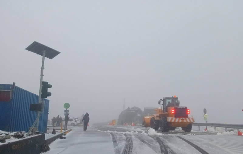 南投合歡山今日清晨下雪。（中央社／公路局中區養護工程分局提供）