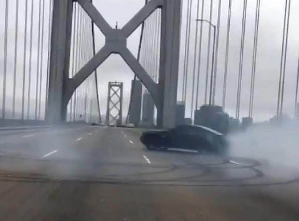 最差勁示範，FORD Mustang駕駛於橋上擋車炫技隨即遭逮