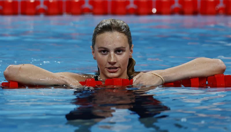 Summer McIntosh, de Canadá, reacciona tras ganar la final de los 400m combinado individuales femeninos en los Juegos Olímpicos de París 2024, en la piscina de la Defense Arena, Nanterre, Francia