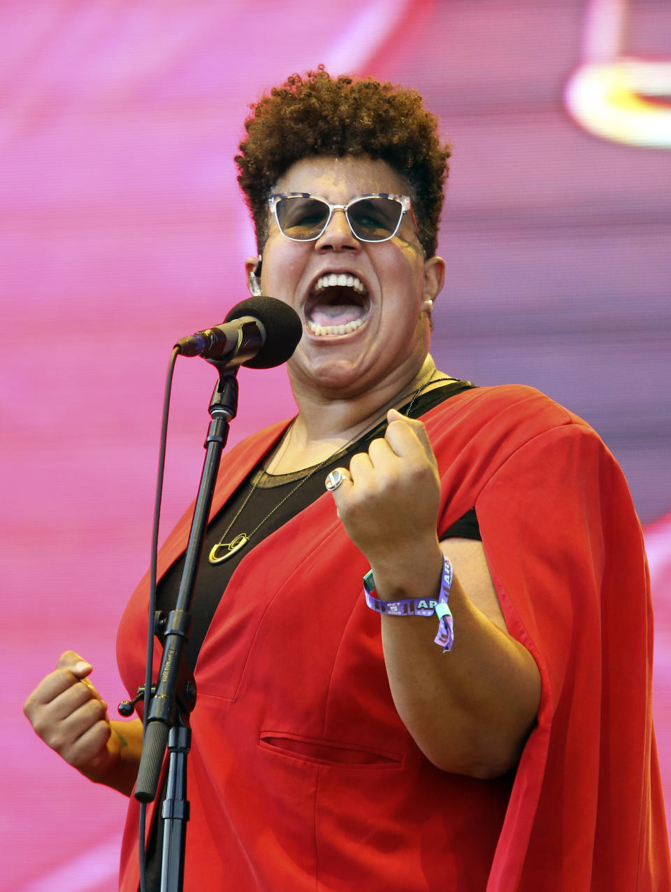 ARCHIVO – En esta fotografía del 5 de octubre Brittany Howard durante su presentación en el primer fin de semana del festival Austin City Limits en Austin, Texas. Howard, quien es integrante de la banda galardonada con el Grammy Alabama Shakes, recibió cinco nominaciones a los Americana Awards incluyendo artista del año y álbum solista del año por "Jaime". (Foto Jack Plunkett/Invision/AP, archivo)