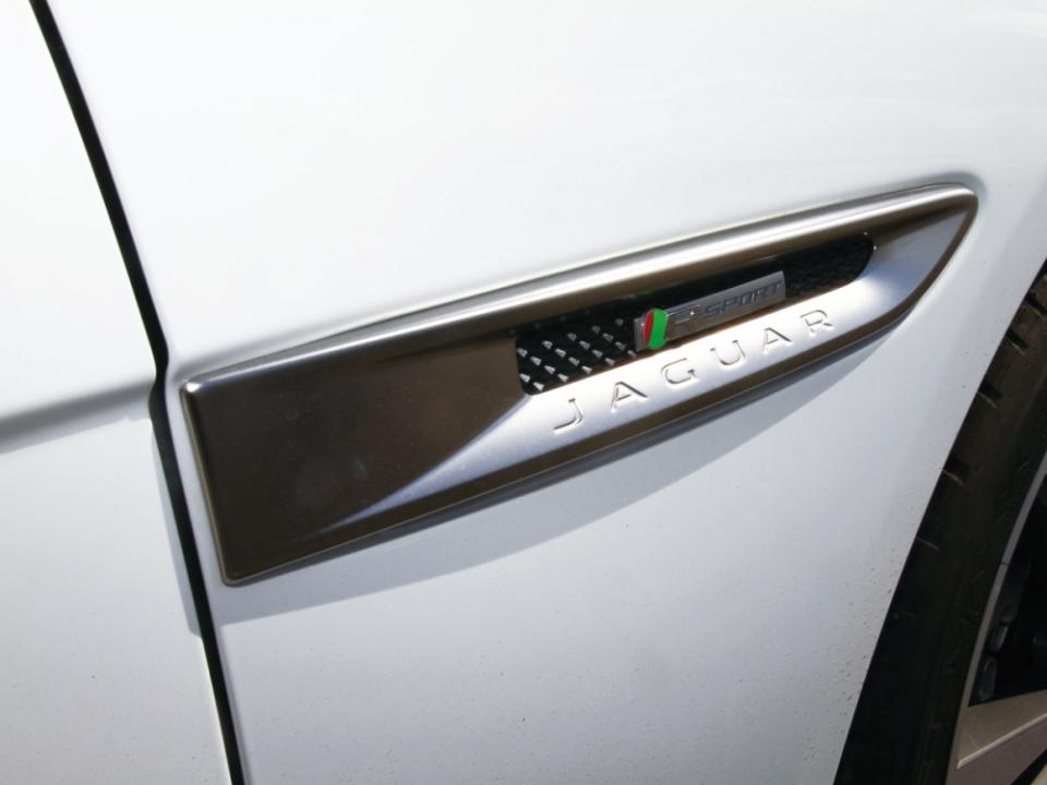 葉子板上的鍍鉻車側散熱鰭孔，增進車側運動化質感。