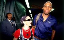 Für so eine irre Geschichte braucht man schon zwei spezielle Persönlichkeiten: Mitte der 90-er hatte Dennis Rodman eine mehrmonatige Affäre mit Madonna. Wie Rodman später berichtete, habe die Sängerin ihm seinerzeit 20 Millionen Dollar dafür geboten, sie zu schwängern. (Bild: Andrew D. Bernstein/NBAE/Getty Images)