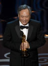 Ang Lee recoge el premio al mejor director por 'La vida de Pi'.