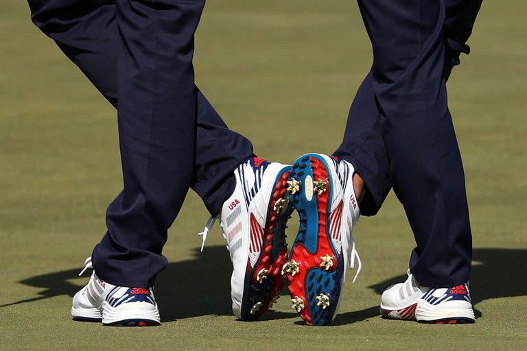 Un detalle del calzado de Dustin Johnson